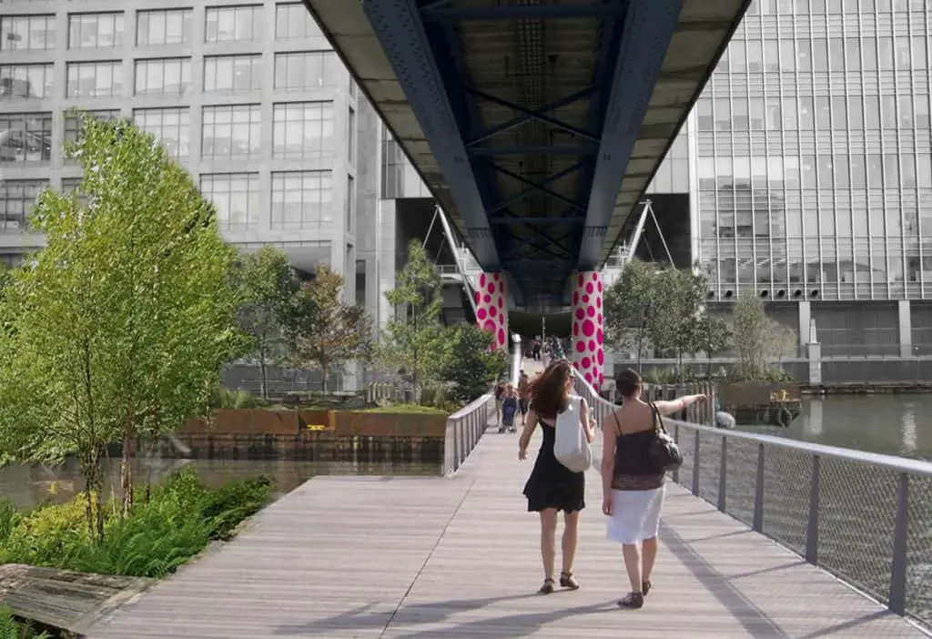 the underline canary wharf footbridge linking south quay with the financial centre